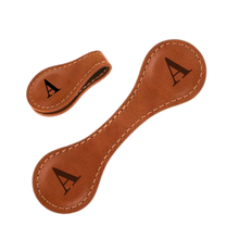 Carica l'immagine nel visualizzatore di Gallery, Elegante segnalibro personalizzato in pelle magnetica -Marrone/AMarrone/BMarrone/CMarrone/DMarrone/EMarrone/FMarrone/GMarrone/HMarrone/IMarrone/JMarrone/KMarrone/LMarrone/MMarrone/NMarrone/OMarrone/PMarrone/QMarrone/RMarrone/SMarrone/TMarrone/UMarrone/VMarrone/WMarrone/XMarrone/YMarrone/Z - Ozerty