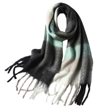 Load image into Gallery viewer, Sciarpa invernale da donna a quadri
