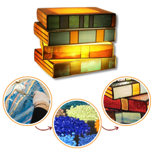 Load image into Gallery viewer, Lampada a libri impilati senza tempo - Ozerty
